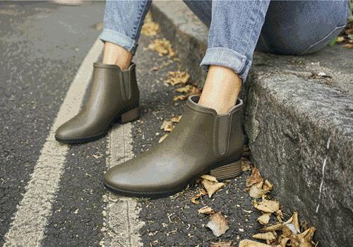 穿上雨鞋,下雨天穿雨鞋防水又好看时尚