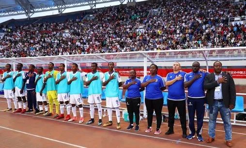 共用护腿板背后：纳米比亚顶级联赛球员月薪甚至只有400人民币