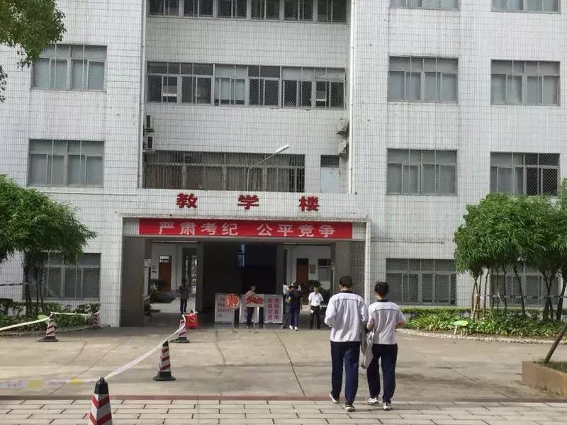 高考汕头几个考场,高考第一天学校门口人山人海