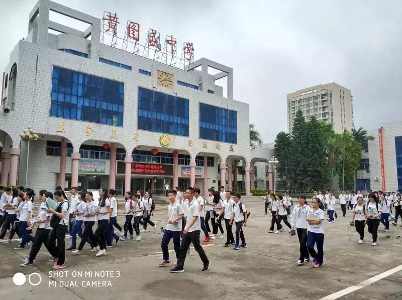 高考汕头几个考场,高考第一天学校门口人山人海