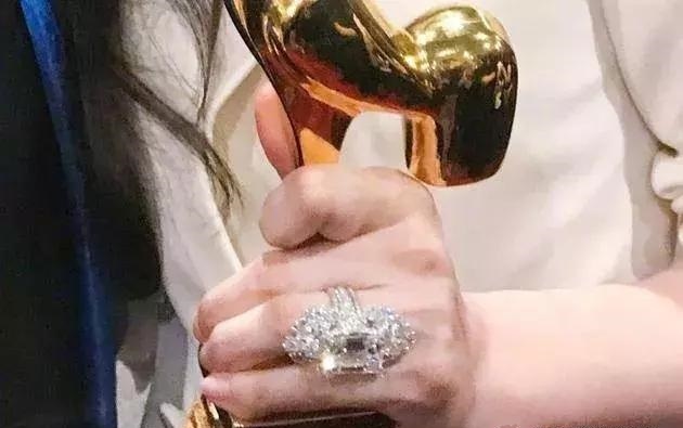 阿娇蜜月后甜晒大钻戒,阿娇钻戒和张馨予钻戒