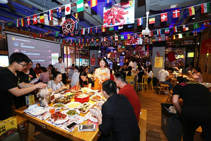 摆摊挣20多万的小伙,卖小龙虾也能年赚百万