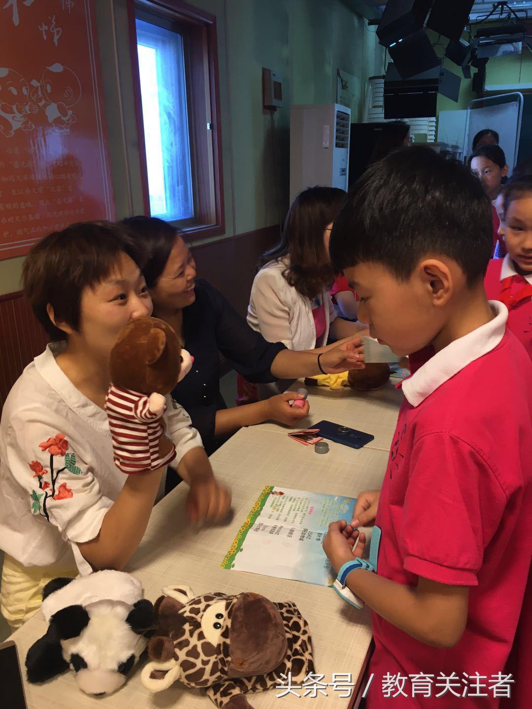 足球宝贝之环游世界—郑州市郑上路小学三年级英语表现性评价侧记