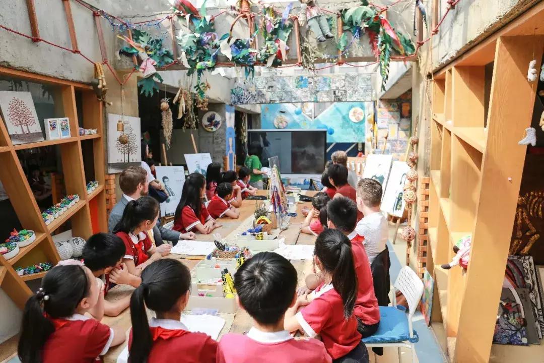 支持减塑，英国驻华大使和成都小学生一起DIY环保帆布袋