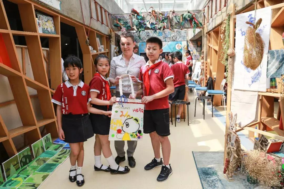 支持减塑，英国驻华大使和成都小学生一起DIY环保帆布袋