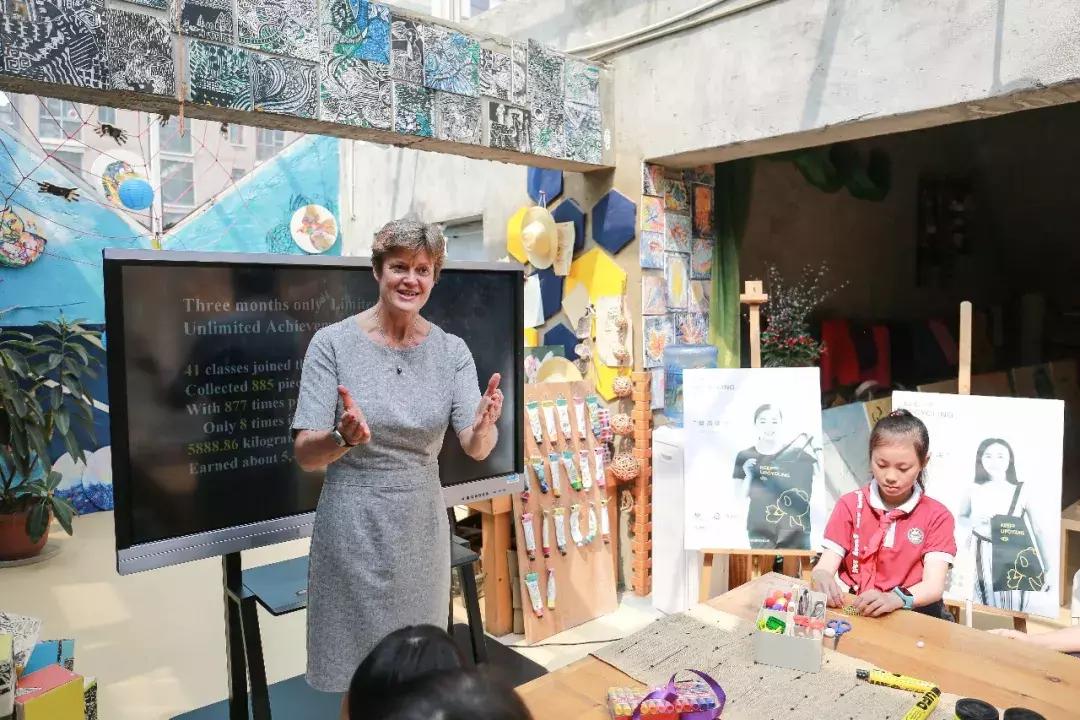 支持减塑，英国驻华大使和成都小学生一起DIY环保帆布袋