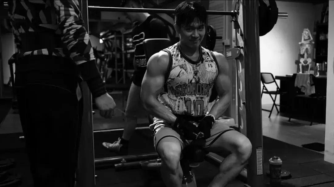 90后大学生迷上健身,90后小伙健身教练转行做餐饮