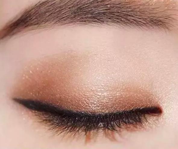 更新一个适合日常的眼影简单画法,眼影画法新手两色眼影盘