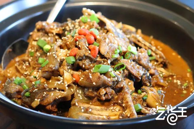 这家餐厅怎么做的如此火爆,这家餐厅的菜品丰富多样