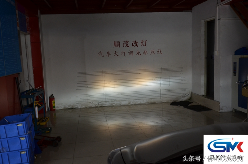 卡罗拉车主换了LED灯，对着墙看很开心，结果到了晚上就哭了