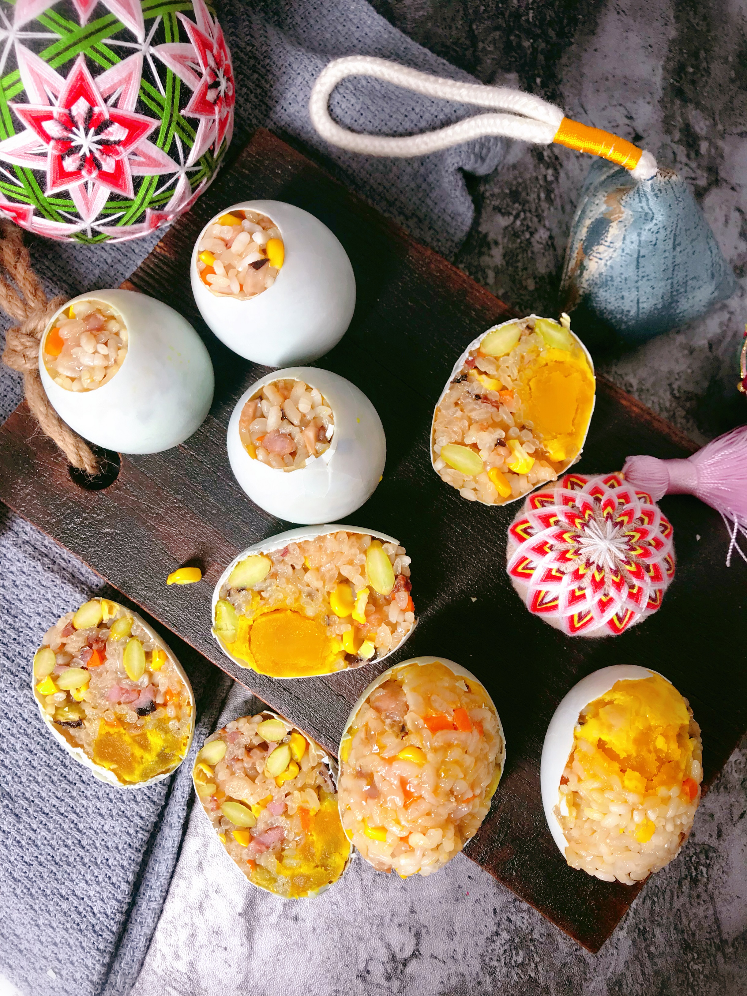 俺娘想吃咸粽子，粽皮还没买怎么办，教你两种开蛋壳方法做替代品