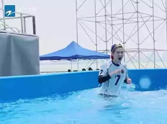 鹿晗水上漂掉水里,鹿晗海底观看反应