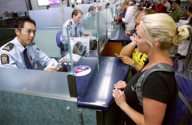 呵呵！温哥华中国留学生自述被三个“干爹”*养包**：“我们只是在恋爱而已”