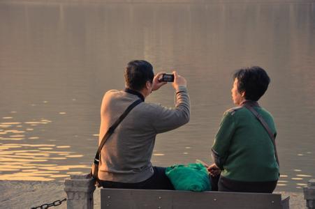 知命之年，怀疑妻子与人有染，心里过不去这个坎，我该怎么办？