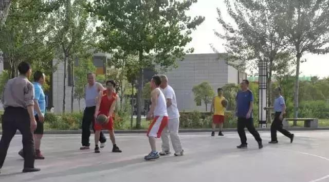 在跑道上尽情挥洒汗水,在运动场上肆意挥洒汗水