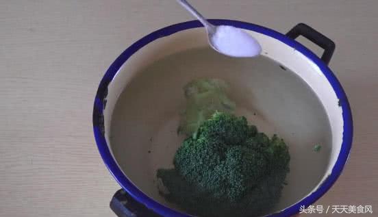 怎样把西兰花的虫卵全都拿走,西兰花可以直接用盐水泡出虫卵吗