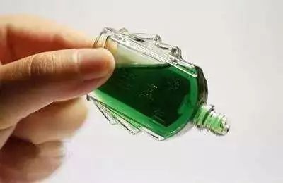 男人睡前肚脐抹风油精有什么功效,女性睡前风油精滴肚脐眼能祛湿气