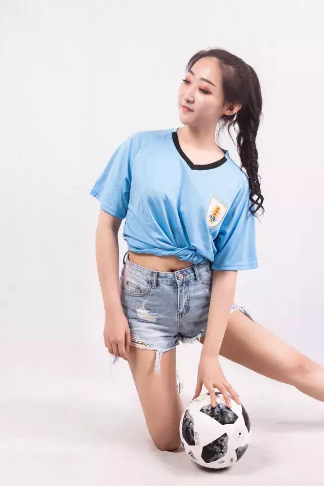 这些空姐都是正宗女球迷