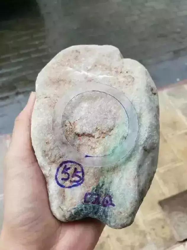 偷老婆的买车本18w入手一块木那料，一刀切涨十几倍！