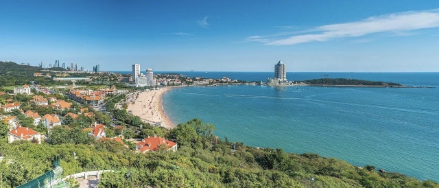 晚上在青岛吹着海风吃海鲜,青岛吹着海风吃着烧烤