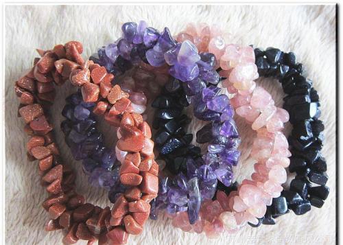 这石头有水果名字，有人称它为女性之石或一月出生者的守护石