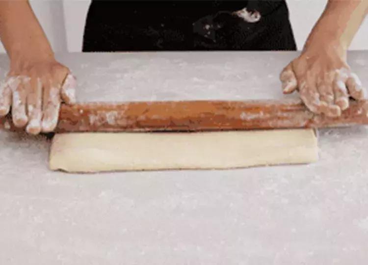 层层酥脆奶香浓郁太好吃了,榴莲酥有层次的酥皮