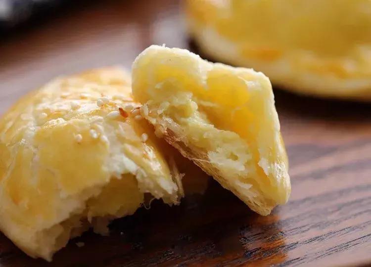 层层酥脆奶香浓郁太好吃了,榴莲酥有层次的酥皮