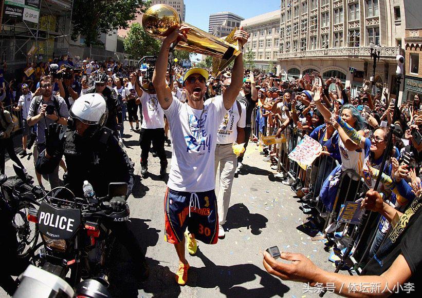 勇士格林短袖t恤,勇士夺冠游街格林穿的衣服