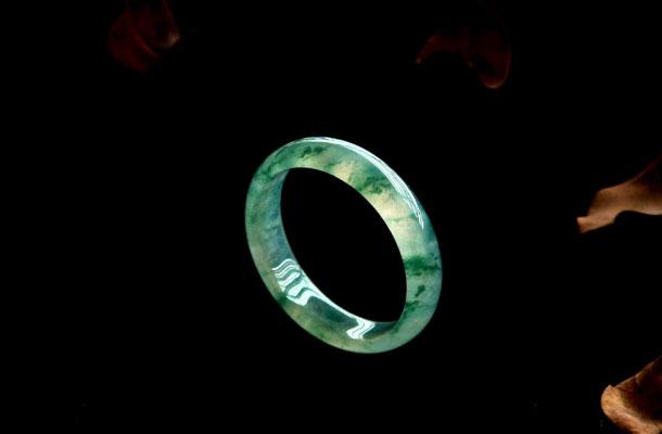 白玉光手镯怎么选,日月昌珠宝图片