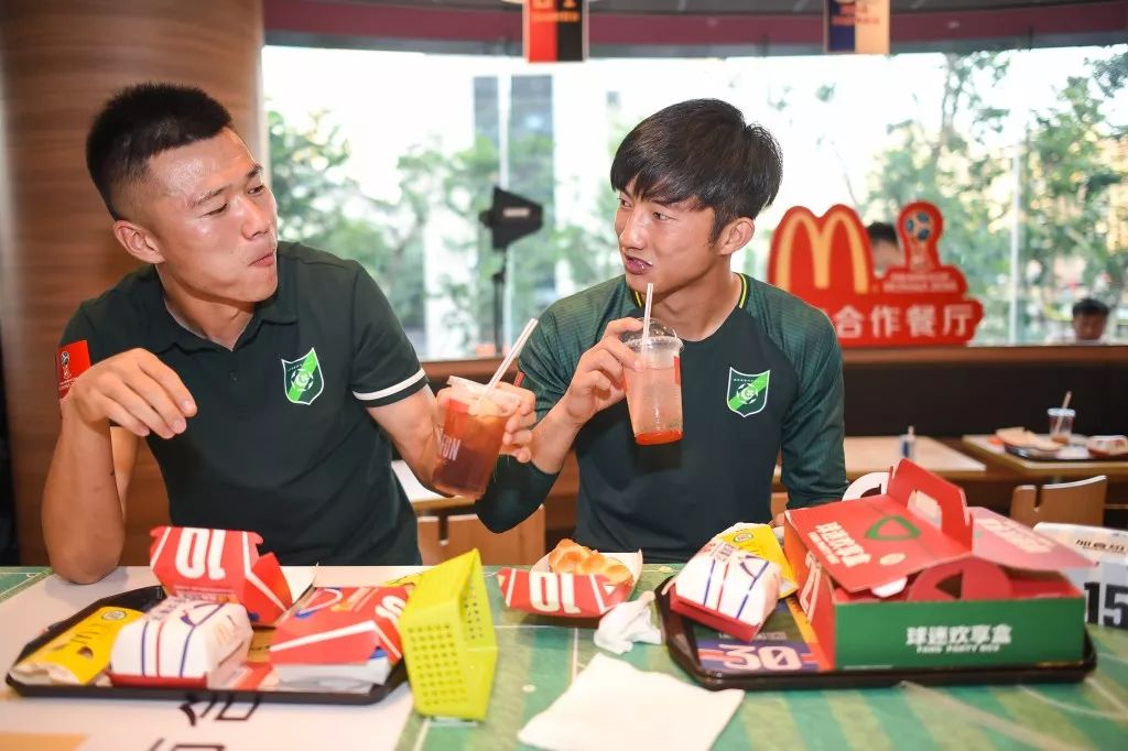 太Crazy了！绿城球员在麦当劳里踢足球！