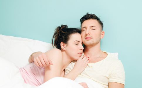 产后多久可以接吻,产后多久可以在一起坐月子