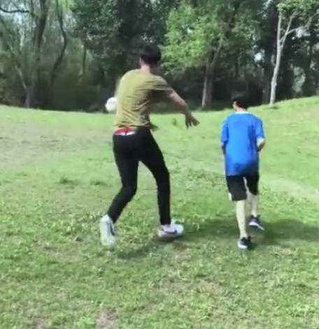 张亮儿子长腿吸睛,张亮长腿视频