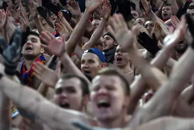 俄罗斯足球流氓打架斗殴,俄罗斯暴打英国足球流氓