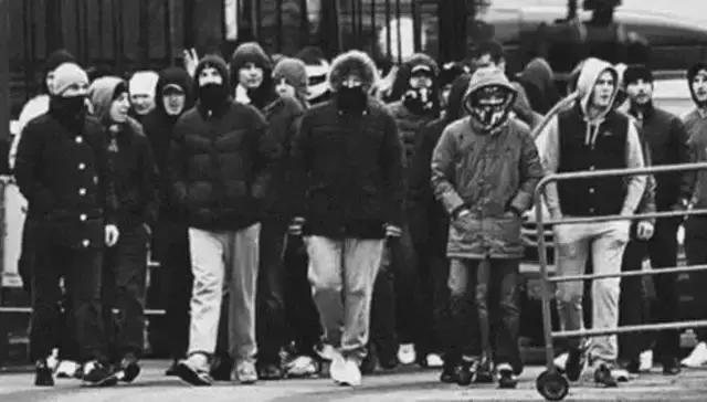 俄罗斯足球流氓打架斗殴,俄罗斯暴打英国足球流氓