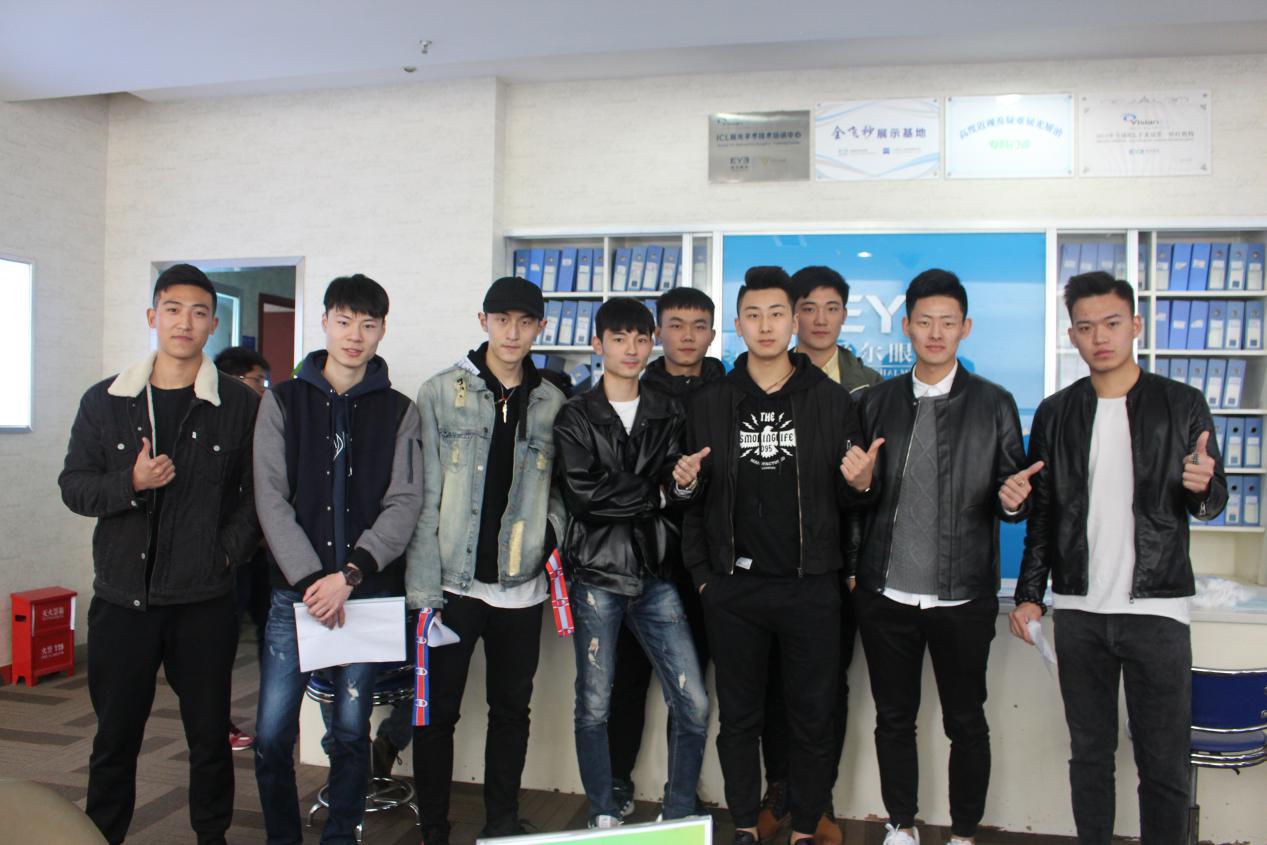 近视的足球运动员怎么办,职业足球运动员是怎样处理近视的