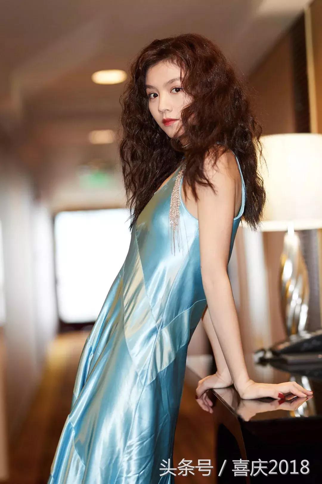 怎么把普通吊带穿的很时髦,小吊带怎么穿比较好看