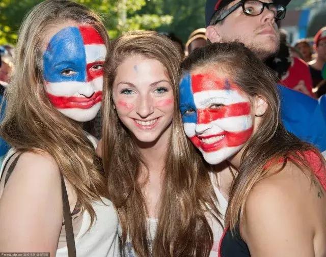 球迷熬夜看c罗沙特,世界杯足球的魅力在哪里