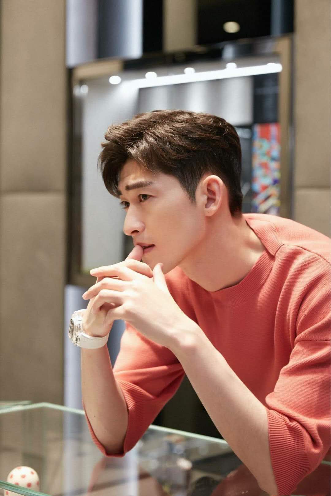 张翰出席商业活动助阵世界杯足球赛，一身红衣红裤帅气十足！