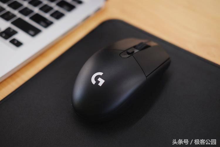 2019公认手感最好的吃鸡游戏鼠标,百元轻量化的无线游戏鼠标推荐