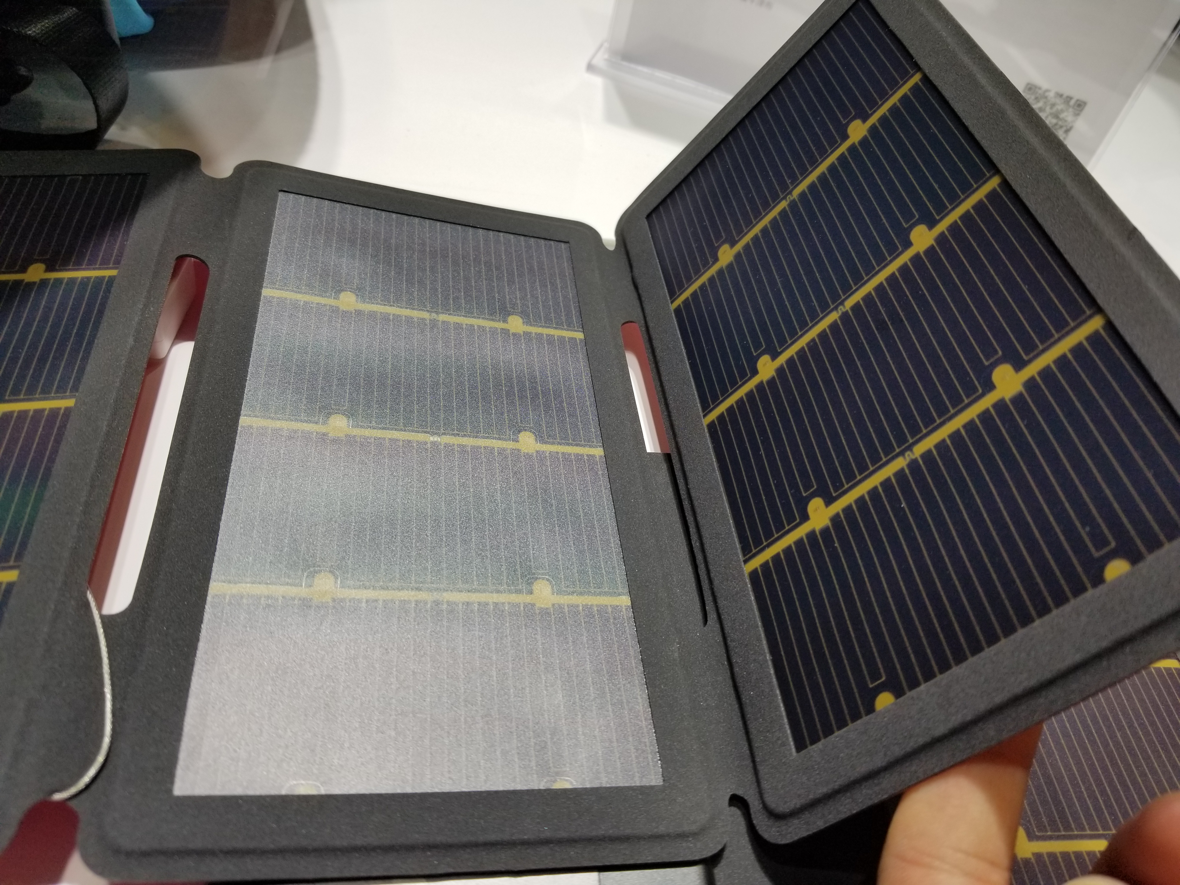 走到哪里都有电都有网的充电宝,solarcharger太阳能充电宝