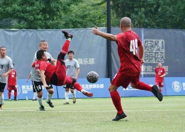 街头男孩踢足球,小县城踢野球的男人