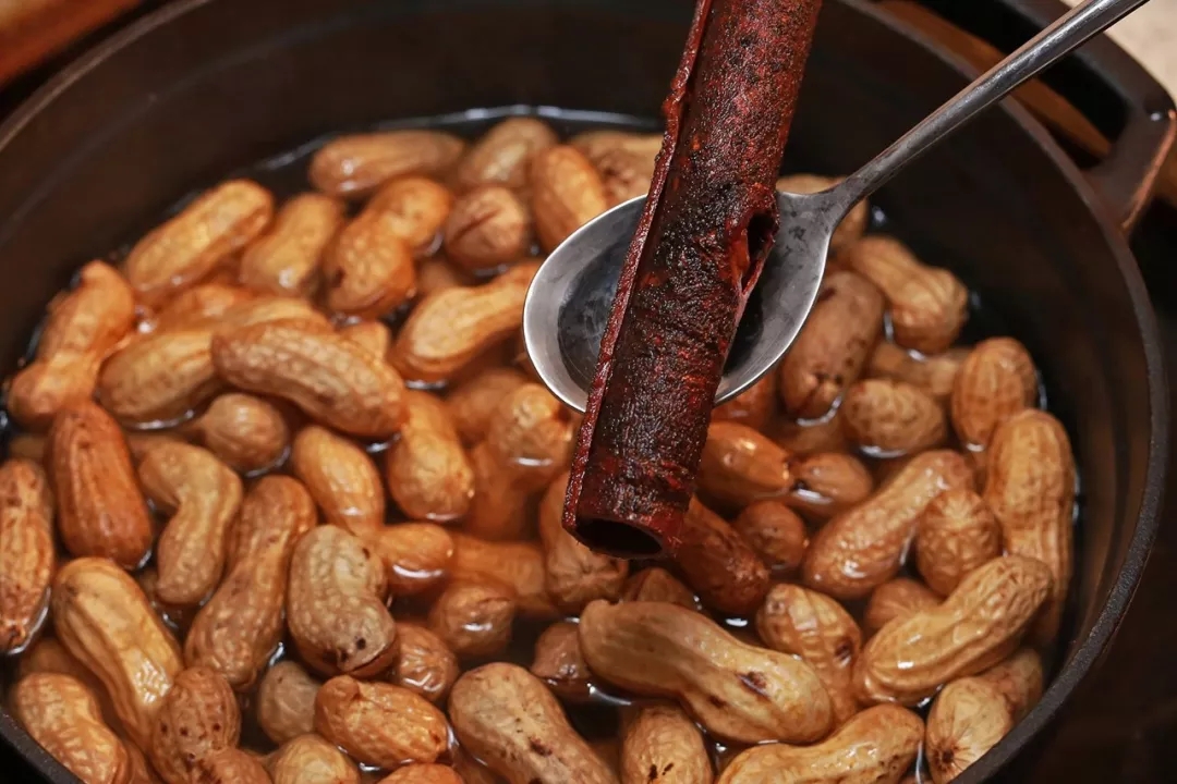 话梅花生里的话梅,花生和巧克力的碰撞