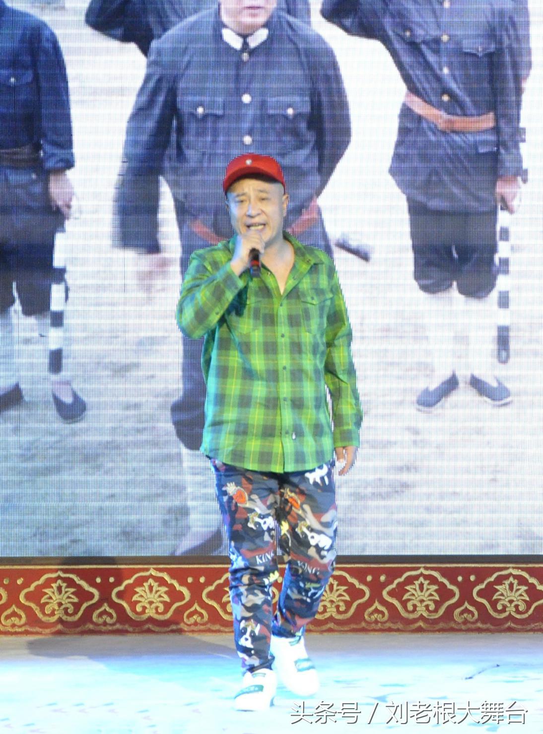 厉害了我的四哥！竟在北京刘老根大舞台隔空气晕球星马拉多纳！