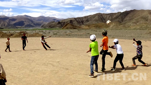 没有专业球鞋却怀揣闪亮梦想雅江边足球小将“预热”世界杯