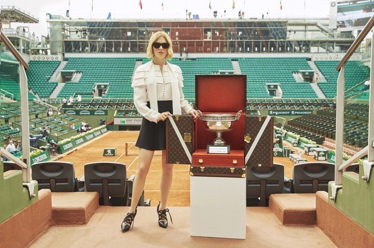 LV太子妃亲自护驾大力神杯，俄罗斯舒淇成最吸睛世界杯大使