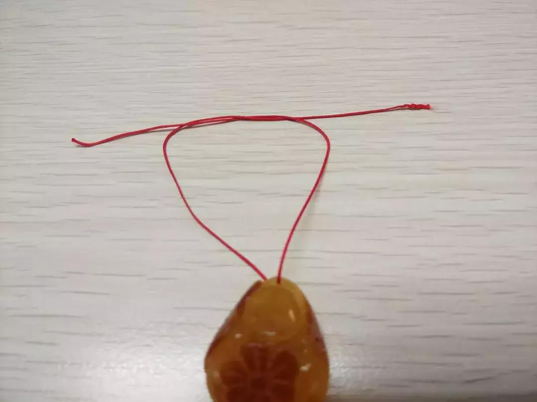 吊坠扣头绳子绑法,有金扣头的吊坠如何绑绳子