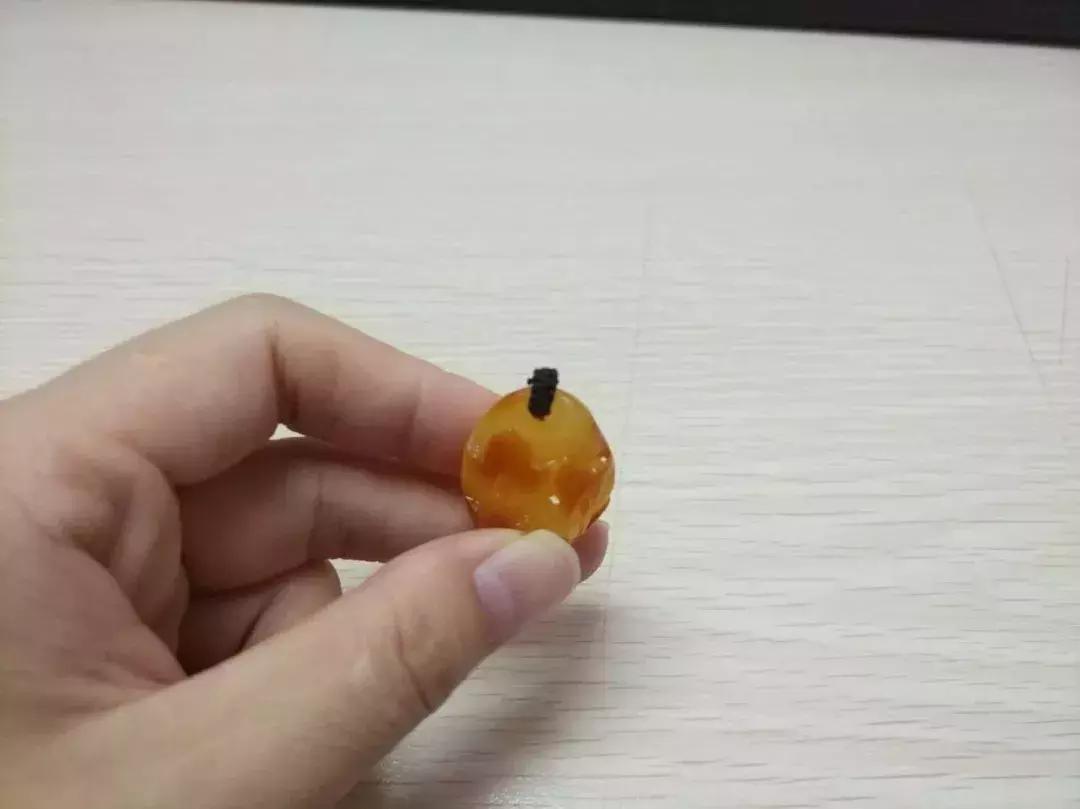 吊坠扣头绳子绑法,有金扣头的吊坠如何绑绳子