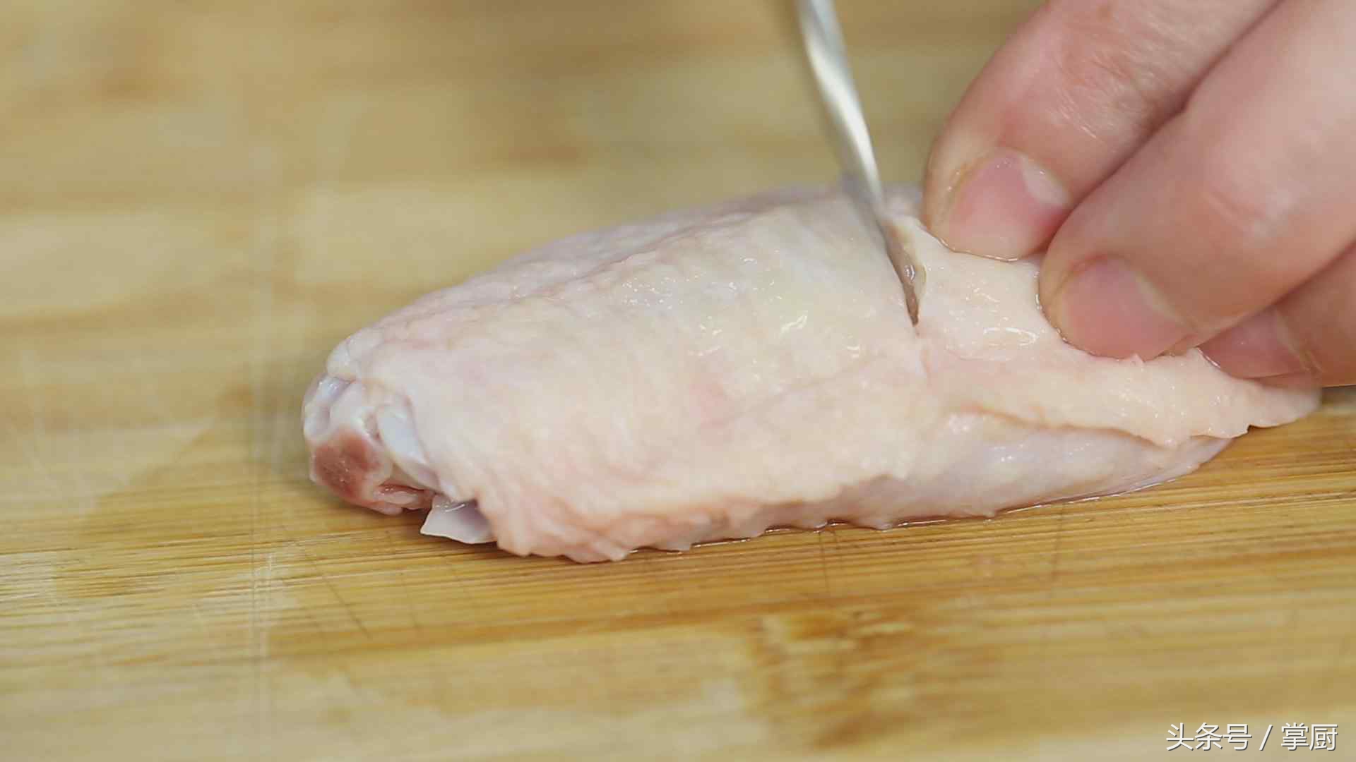 怎么做炸鸡翅才好吃又酥脆,想吃炸鸡翅这样做外焦里嫩