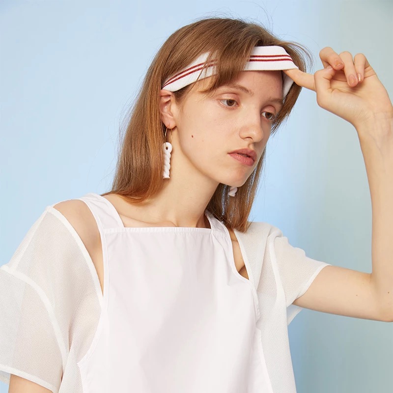 发带这样戴不会掉而且还很好看,发带需要这样戴