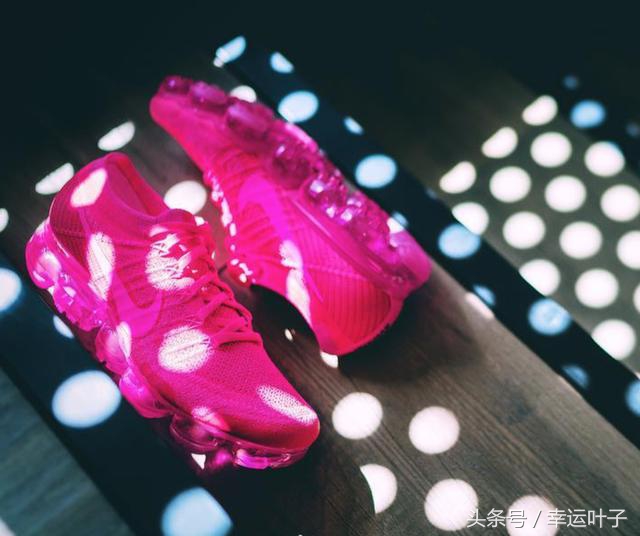 上可在球场厮杀,下可将水泥铲平!说的就是这些“骚粉色”球鞋